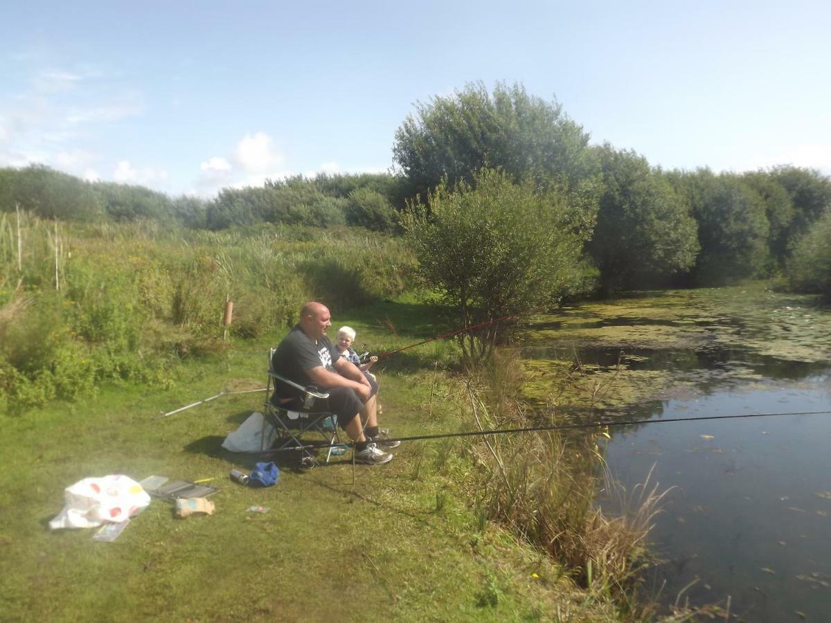 Marsh Water Ponds Fishery Villa Kidwelly Exterior photo